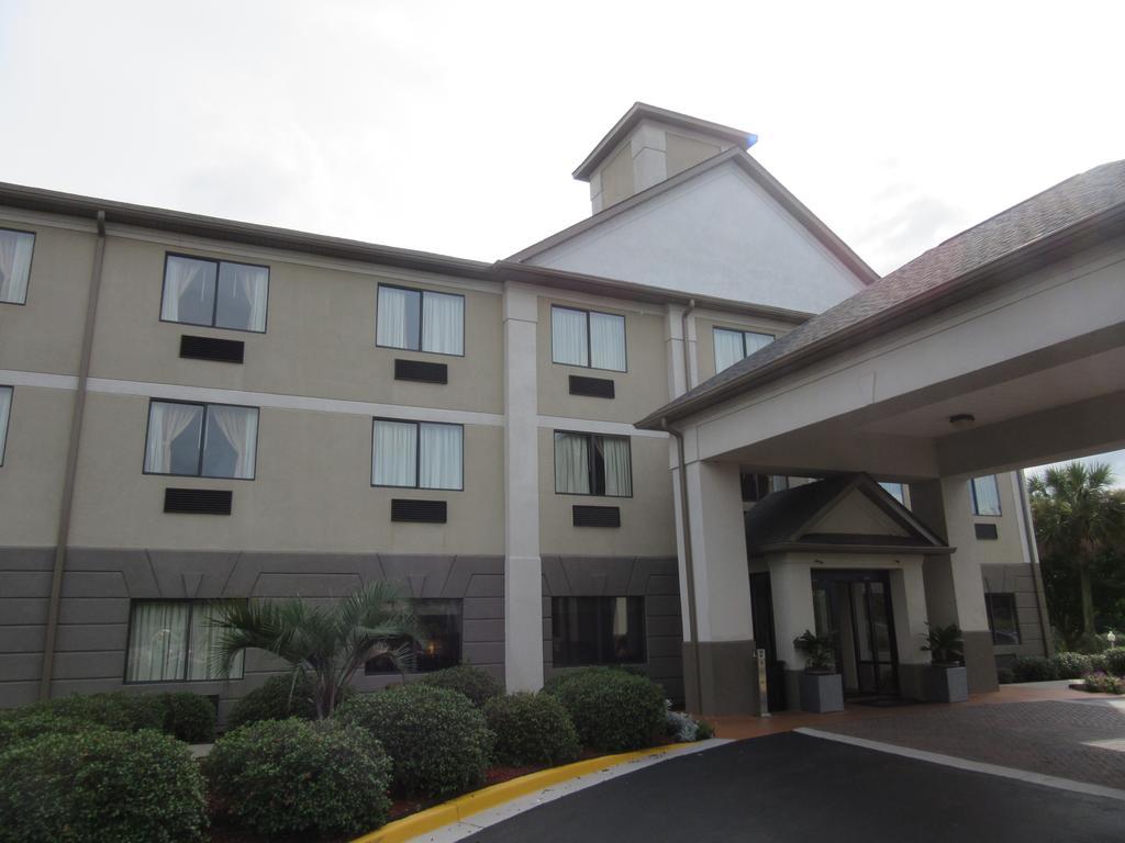 Baymont By Wyndham Columbia Fort Jackson Hotel Exterior photo